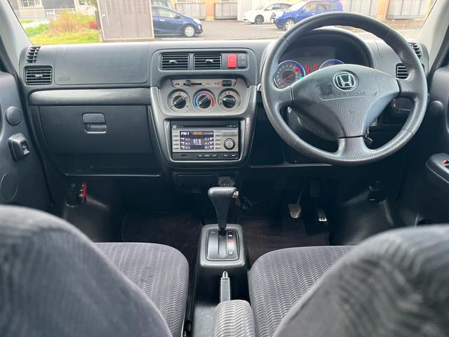 運転席まわりには十分なスペースがあり、ゆったり運転していただける空間があります。