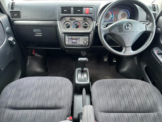 運転席まわりには十分なスペースがあり、ゆったり運転していただける空間があります。