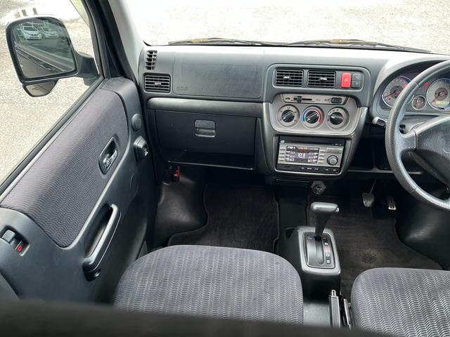 運転席まわりには十分なスペースがあり、ゆったり運転していただける空間があります。