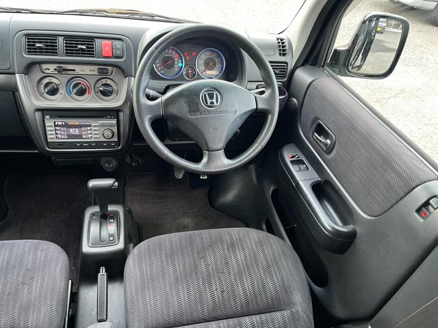 運転席まわりには十分なスペースがあり、ゆったり運転していただける空間があります。