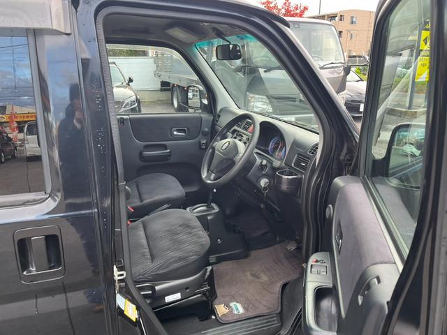 運転席まわりには十分なスペースがあり、ゆったり運転していただける空間があります。