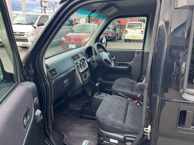 助手席まわりには十分なスペースがあり、ゆったり運転していただける空間があります。