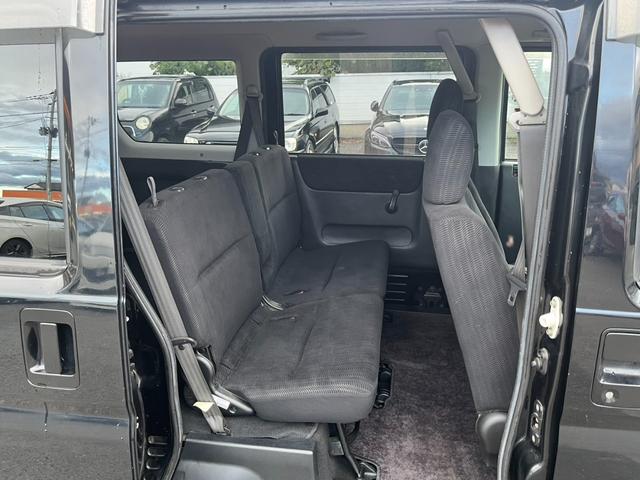 ２列目シートは広々！居住性が高く快適！家族や友達とのお出かけにぴったり。チャイルドシート使用時なども快適にお過ごしいただける十分な空間を確保