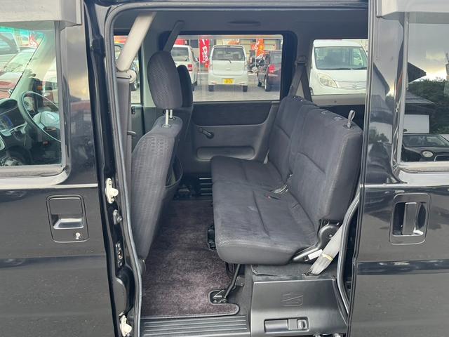 ２列目シートは広々！居住性が高く快適！家族や友達とのお出かけにぴったり。チャイルドシート使用時なども快適にお過ごしいただける十分な空間を確保