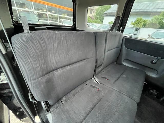後部座席も気になるようなキズ・汚れやへたり等、大きなダメージはなく、良好な状態です。
