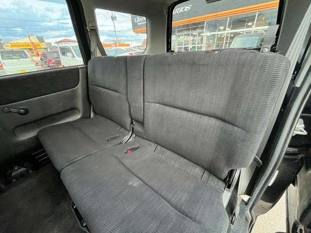 後部座席も気になるようなキズ・汚れやへたり等、大きなダメージはなく、良好な状態です。