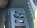 【電動格納ミラー】ドアミラーの鏡面を運転席に座ったままスイッチで角度微調整できます。ドアミラー全体をパタンと倒す・開く動作を運転席に座ったままスイッチで操作できるようになっています。