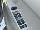 【電動格納ミラー】ドアミラーの鏡面を運転席に座ったままスイッチで角度微調整できます。ドアミラー全体をパタンと倒す・開く動作を運転席に座ったままスイッチで操作できるようになっています。