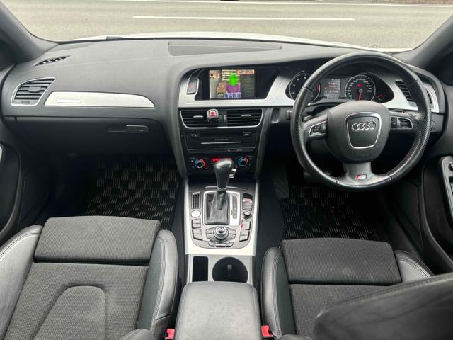 Ａ４アバント ２．０ＴＦＳＩクワトロ　４ＷＤ　ターボ　ＴＶ　クリアランスソナー　ＨＩＤ　パワーシート　スマートキー　電動格納ミラー　７速ＡＴ　２２５／５０Ｒ１７アルミホイル　ＡＢＳ　ＣＤ　エアコン　パワーステアリング　パワーウィンドウ（11枚目）