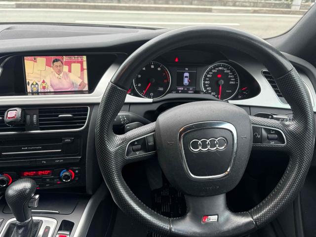 Ａ４アバント ２．０ＴＦＳＩクワトロ　４ＷＤ　ターボ　ＴＶ　クリアランスソナー　ＨＩＤ　パワーシート　スマートキー　電動格納ミラー　７速ＡＴ　２２５／５０Ｒ１７アルミホイル　ＡＢＳ　ＣＤ　エアコン　パワーステアリング　パワーウィンドウ（13枚目）