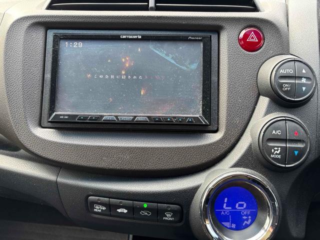 フィットシャトルハイブリッド ハイブリッド・スマートセレクション　ナビ　ＴＶ　Ｂｌｕｅｔｏｏｔｈ　ＥＴＣ　ステアリングコントロール　エアコン　パワーウィンドウ　バックカメラ　スマートキー　電動格納ミラー　ＣＶＴ　アルミホイール（11枚目）