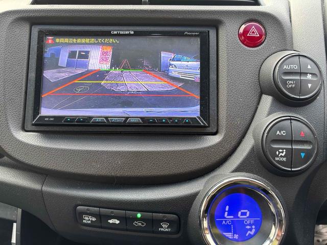 フィットシャトルハイブリッド ハイブリッド・スマートセレクション　ナビ　ＴＶ　Ｂｌｕｅｔｏｏｔｈ　ＥＴＣ　ステアリングコントロール　エアコン　パワーウィンドウ　バックカメラ　スマートキー　電動格納ミラー　ＣＶＴ　アルミホイール（13枚目）