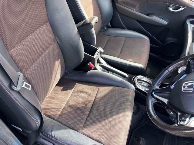 フィットシャトルハイブリッド ハイブリッド・スマートセレクション　ナビ　ＴＶ　Ｂｌｕｅｔｏｏｔｈ　ＥＴＣ　ステアリングコントロール　エアコン　パワーウィンドウ　バックカメラ　スマートキー　電動格納ミラー　ＣＶＴ　アルミホイール（17枚目）