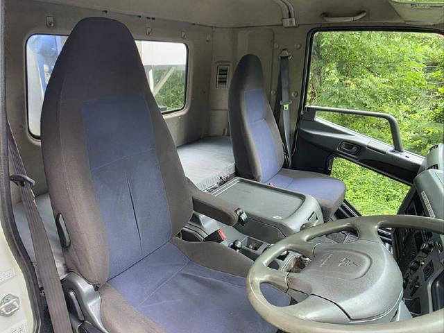 ファイター ベースグレード　トラック　ＭＴ　後輪ダブル　バックカメラ　キーレスエントリー　エアコン　運転席エアバッグ（6枚目）
