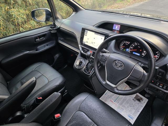 ヴォクシー ZS 煌 ETC TV レーンアシスト 衝突被害軽減システム 両側電動スライドドア オートマチックハイビーム LEDヘッドランプ スマートキー アイドリングストップ 後席モニター 3列シート CVT(2枚目)