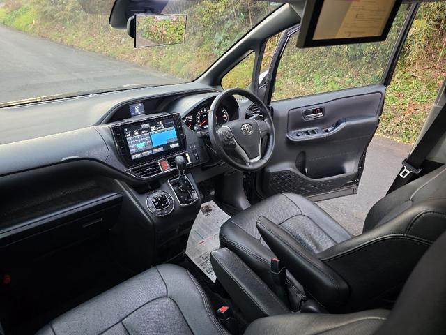 ヴォクシー ZS 煌 ETC TV レーンアシスト 衝突被害軽減システム 両側電動スライドドア オートマチックハイビーム LEDヘッドランプ スマートキー アイドリングストップ 後席モニター 3列シート CVT(32枚目)