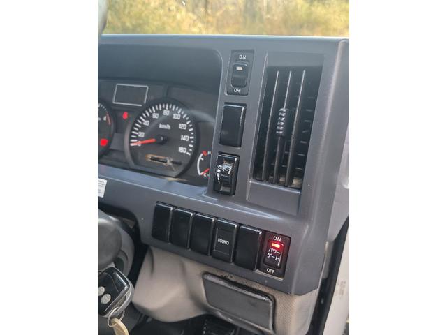 エルフトラック 　Ｗキャブ　トラック　４ＷＤ　垂直ゲート　最大積載量１４５０ｋｇ　５速マニュアル　６人乗り　キーレスエントリー　エアコン　パワーウィンドウ　運転席エアバッグ（5枚目）