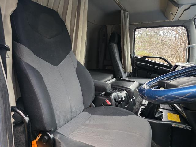 プロフィア ベースグレード　ダンプ　最大積載量８５００ｋｇ　７速マニュアル　寝台スペース付き　後輪ダブル　エアコン　運転席エアバッグ　ＡＩＲＬＯＯＰ（8枚目）