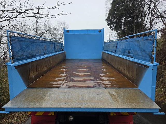 プロフィア ベースグレード　ダンプ　最大積載量８５００ｋｇ　７速マニュアル　寝台スペース付き　後輪ダブル　エアコン　運転席エアバッグ　ＡＩＲＬＯＯＰ（18枚目）