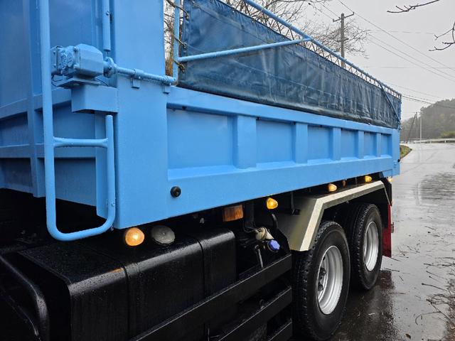 プロフィア ベースグレード　ダンプ　最大積載量８５００ｋｇ　７速マニュアル　寝台スペース付き　後輪ダブル　エアコン　運転席エアバッグ　ＡＩＲＬＯＯＰ（21枚目）