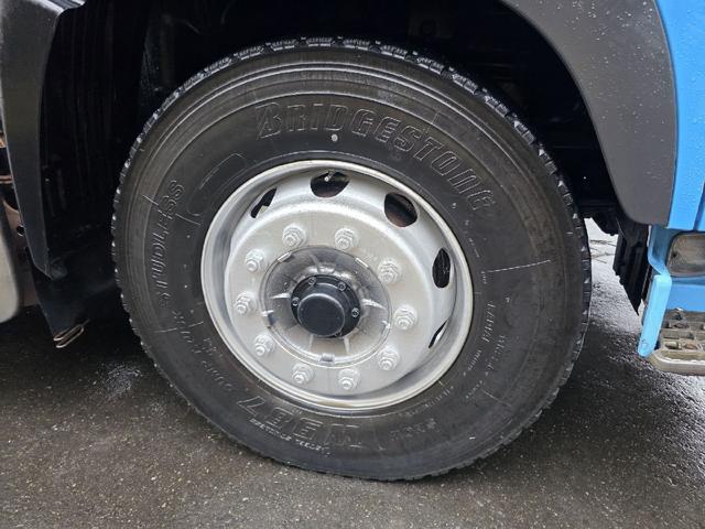 プロフィア ベースグレード　ダンプ　最大積載量８５００ｋｇ　７速マニュアル　寝台スペース付き　後輪ダブル　エアコン　運転席エアバッグ　ＡＩＲＬＯＯＰ（50枚目）