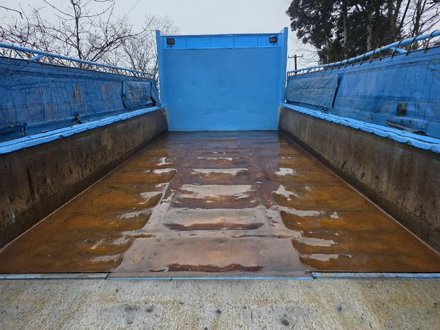 プロフィア ベースグレード　ダンプ　最大積載量８５００ｋｇ　７速マニュアル　寝台スペース付き　後輪ダブル　エアコン　運転席エアバッグ　ＡＩＲＬＯＯＰ（56枚目）