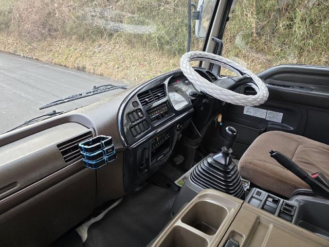 フォワード 　重機運搬車　最大積載量２８００ｋｇ　アウトリガー　ラジコン付き　タダノ　６速マニュアル　トラック　アルミホイール　エアコン　パワーウィンドウ（68枚目）