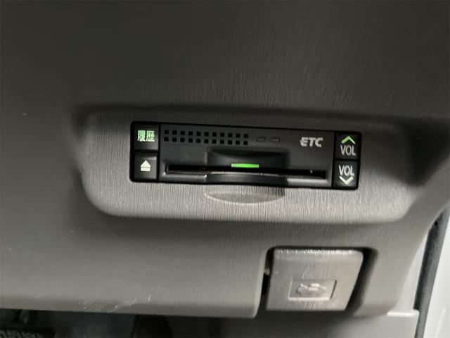 プリウス Ｓ　ＥＴＣ　アルミホイール　オートライト　ＣＶＴ　スマートキー　アイドリングストップ　電動格納ミラー　盗難防止システム　ＣＤ　ミュージックプレイヤー接続可　衝突安全ボディ　ＡＢＳ　ＥＳＣ　エアコン（6枚目）