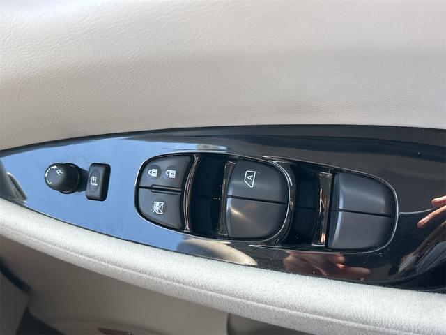 リーフ Ｇ（３０ｋｗｈ）　ＥＴＣ　全周囲カメラ　ナビ　オートクルーズコントロール　衝突被害軽減システム　アルミホイール　オートライト　ＬＥＤヘッドランプ　スマートキー　電動格納ミラー　シートヒーター　ＣＶＴ　盗難防止システム（11枚目）