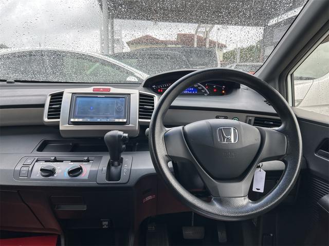 フリードスパイク Ｇ　ナビ　ＴＶ　両側スライドドア　キーレスエントリー　ＣＶＴ　ＣＤ　ＵＳＢ　ミュージックプレイヤー接続可　Ｂｌｕｅｔｏｏｔｈ　衝突安全ボディ　ＡＢＳ　ＥＳＣ　エアコン　パワーステアリング　パワーウィンドウ（3枚目）