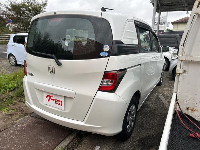 フリードスパイク Ｇ　ナビ　ＴＶ　両側スライドドア　キーレスエントリー　ＣＶＴ　ＣＤ　ＵＳＢ　ミュージックプレイヤー接続可　Ｂｌｕｅｔｏｏｔｈ　衝突安全ボディ　ＡＢＳ　ＥＳＣ　エアコン　パワーステアリング　パワーウィンドウ（15枚目）