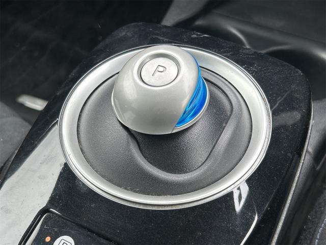 リーフ Ｘ　バックカメラ　ナビ　オートクルーズコントロール　スマートキー　電動格納ミラー　シートヒーター　ＣＶＴ　盗難防止システム　衝突安全ボディ　ＡＢＳ　ＥＳＣ　ＣＤ　ミュージックプレイヤー接続可　エアコン（7枚目）