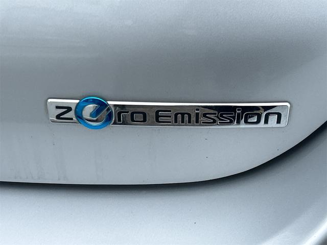 リーフ Ｘ　バックカメラ　ナビ　オートクルーズコントロール　スマートキー　電動格納ミラー　シートヒーター　ＣＶＴ　盗難防止システム　衝突安全ボディ　ＡＢＳ　ＥＳＣ　ＣＤ　ミュージックプレイヤー接続可　エアコン（18枚目）