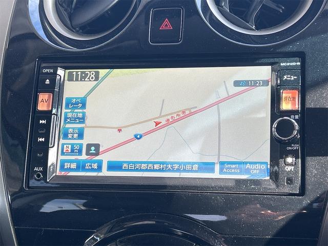 ノート メダリスト　全周囲カメラ　ナビ　オートライト　スマートキー　アイドリングストップ　電動格納ミラー　ＣＶＴ　盗難防止システム　衝突安全ボディ　ＡＢＳ　ミュージックプレイヤー接続可　エアコン　パワーステアリング（3枚目）