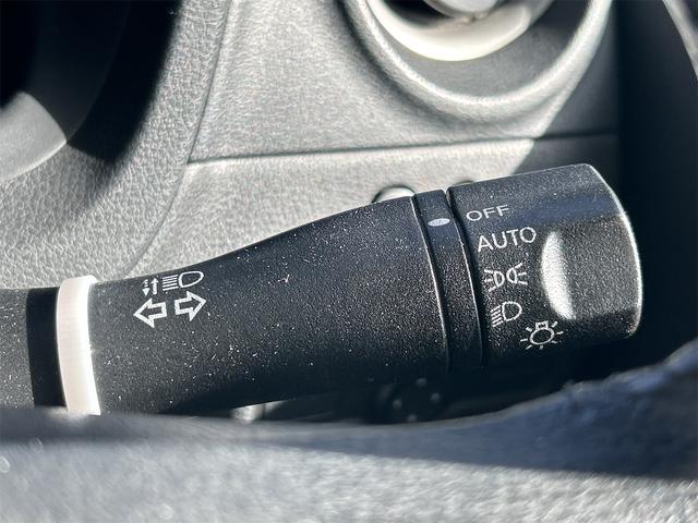 ノート メダリスト　全周囲カメラ　ナビ　オートライト　スマートキー　アイドリングストップ　電動格納ミラー　ＣＶＴ　盗難防止システム　衝突安全ボディ　ＡＢＳ　ミュージックプレイヤー接続可　エアコン　パワーステアリング（8枚目）