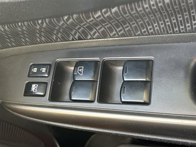 ノート メダリスト　全周囲カメラ　ナビ　オートライト　スマートキー　アイドリングストップ　電動格納ミラー　ＣＶＴ　盗難防止システム　衝突安全ボディ　ＡＢＳ　ミュージックプレイヤー接続可　エアコン　パワーステアリング（11枚目）