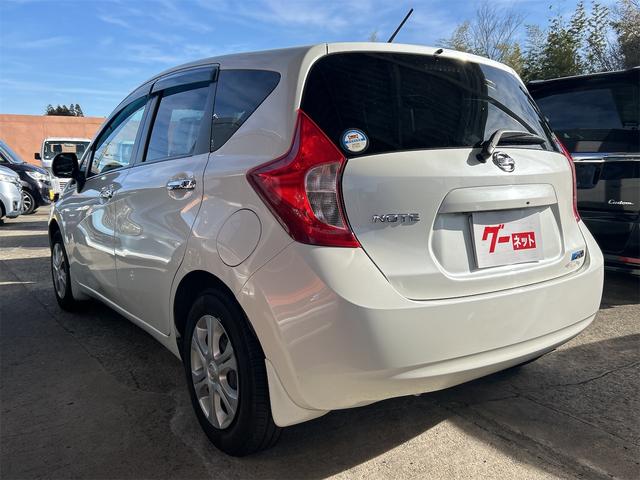 ノート メダリスト　全周囲カメラ　ナビ　オートライト　スマートキー　アイドリングストップ　電動格納ミラー　ＣＶＴ　盗難防止システム　衝突安全ボディ　ＡＢＳ　ミュージックプレイヤー接続可　エアコン　パワーステアリング（15枚目）