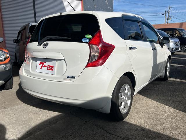 ノート メダリスト　全周囲カメラ　ナビ　オートライト　スマートキー　アイドリングストップ　電動格納ミラー　ＣＶＴ　盗難防止システム　衝突安全ボディ　ＡＢＳ　ミュージックプレイヤー接続可　エアコン　パワーステアリング（17枚目）