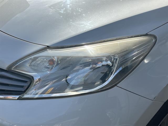 ノート メダリスト　全周囲カメラ　ナビ　オートライト　スマートキー　アイドリングストップ　電動格納ミラー　ＣＶＴ　盗難防止システム　衝突安全ボディ　ＡＢＳ　ミュージックプレイヤー接続可　エアコン　パワーステアリング（32枚目）