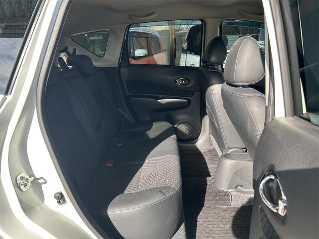 ノート メダリスト　全周囲カメラ　ナビ　オートライト　スマートキー　アイドリングストップ　電動格納ミラー　ＣＶＴ　盗難防止システム　衝突安全ボディ　ＡＢＳ　ミュージックプレイヤー接続可　エアコン　パワーステアリング（49枚目）