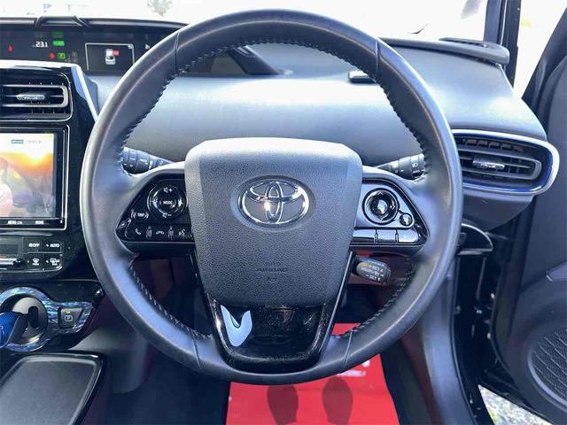 プリウス Ａツーリングセレクション　ＥＴＣ　クリアランスソナー　レーンアシスト　オートクルーズコントロール　パークアシスト　衝突被害軽減システム　ＴＶ　アルミホイール　オートマチックハイビーム　オートライト　ＬＥＤヘッドランプ　ＣＶＴ（12枚目）