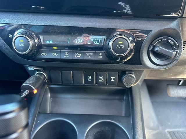 ハイラックス Ｚ　ワンオーナー！禁煙車！構造変更済み！リフトアップ（ビルシュタイン）！ブロックタイヤ！ヒッチメンバー！前後ドラレコ！社外ナビ！ＷＰＦフォグ！バックカメラ！内外装クリーニング済み！（13枚目）