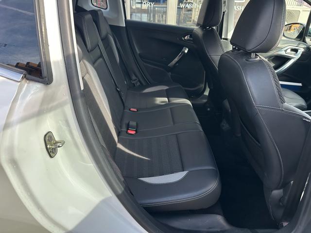 ２００８ プレミアム　ワンオーナー！！ペット乗車歴あり！！キーレス！！パドルシフト！！クルーズコントロール！！ＥＴＣ！！前後ドライブレコーダー！！ハーフレザーシート！！純正ナビゲーション！！地デジ！！内外装クリーニング済み（4枚目）