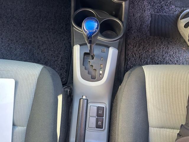 アクア S スマートキー!!内外装クリーニング済み!!スペアキー!!ドライブレコーダー!!ETC!!禁煙車!!純正ナビゲーション!!バックカメラ!!地デジ!!(10枚目)