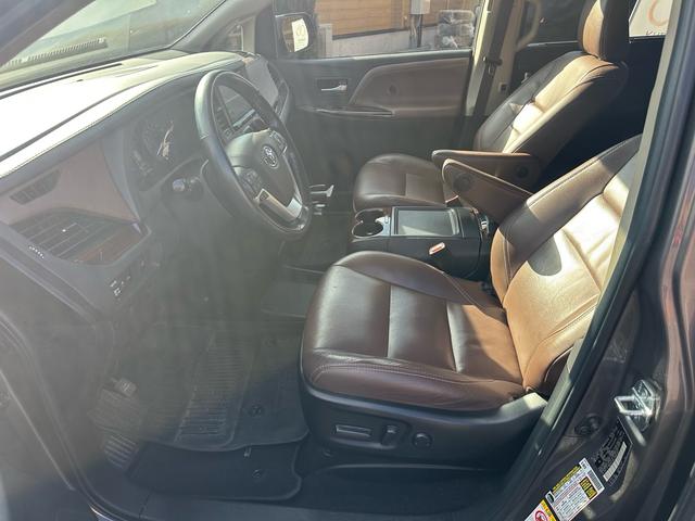 シエナ リミテッド2018年モデル 国内ワンオーナー!実走行!後期!35GTR純正20インチ!サンルーフ!ブラウンレザー!両側パワースライド!パワーバックドア!クルコン!ETC!キャプテンシート!オットマン!内外装クリーニング済み!(3枚目)