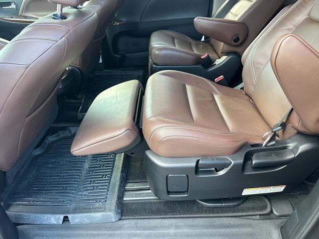 シエナ リミテッド2018年モデル 国内ワンオーナー!実走行!後期!35GTR純正20インチ!サンルーフ!ブラウンレザー!両側パワースライド!パワーバックドア!クルコン!ETC!キャプテンシート!オットマン!内外装クリーニング済み!(6枚目)