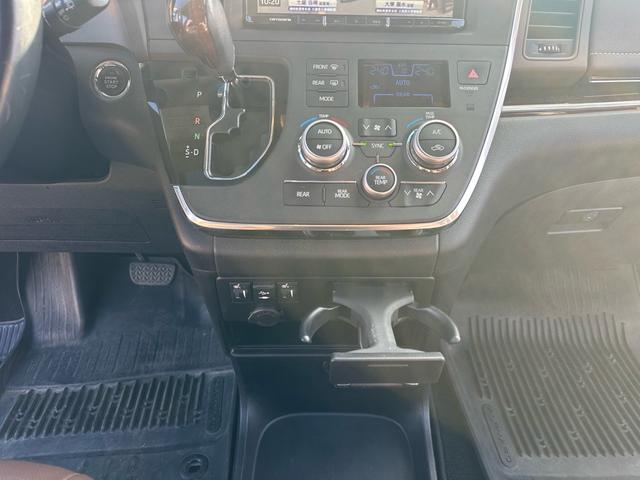 シエナ リミテッド2018年モデル 国内ワンオーナー!実走行!後期!35GTR純正20インチ!サンルーフ!ブラウンレザー!両側パワースライド!パワーバックドア!クルコン!ETC!キャプテンシート!オットマン!内外装クリーニング済み!(15枚目)