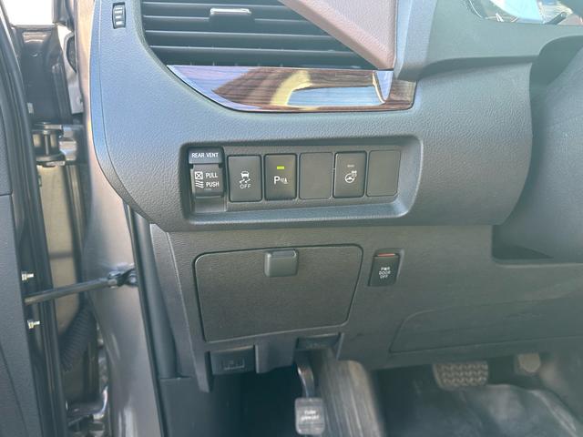 シエナ リミテッド2018年モデル 国内ワンオーナー!実走行!後期!35GTR純正20インチ!サンルーフ!ブラウンレザー!両側パワースライド!パワーバックドア!クルコン!ETC!キャプテンシート!オットマン!内外装クリーニング済み!(16枚目)