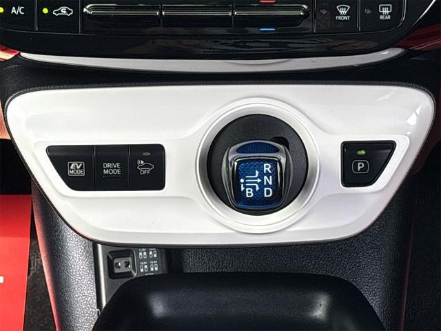プリウス Ｓ　ＥＴＣ　バックカメラ　ナビ　ＴＶ　アルミホイール　オートライト　ＬＥＤヘッドランプ　ＣＶＴ　スマートキー　アイドリングストップ　電動格納ミラー　盗難防止システム　ＣＤ　ＤＶＤ再生　ＵＳＢ（22枚目）