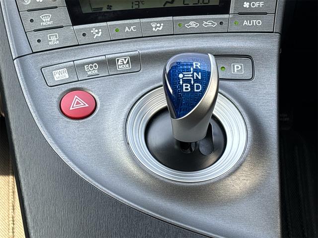 プリウス Ｓ　モデリスタエアロ　カローラツーリング純正１７インチホイール　ＥＴＣ　バックカメラ　ナビ　ＴＶ　オートライト　ＨＩＤ　ＣＶＴ　スマートキー　電動格納ミラー　盗難防止システム　Ｂｌｕｅｔｏｏｔｈ（8枚目）